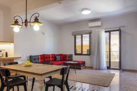 Cozy dining table blended on kitchen and living room.