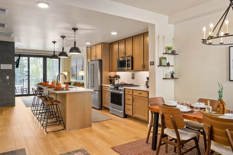 Fully Equipped Kitchen With Island Seating for 4
