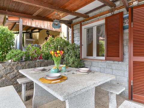 Furniture, Table, Kitchen & Dining Room Table, Flowerpot, Outdoor Furniture, Outdoor Table, Chair, Shade, Houseplant, Garden