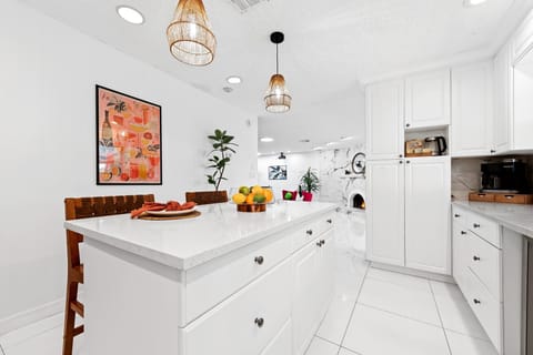 Spacious kitchen counter