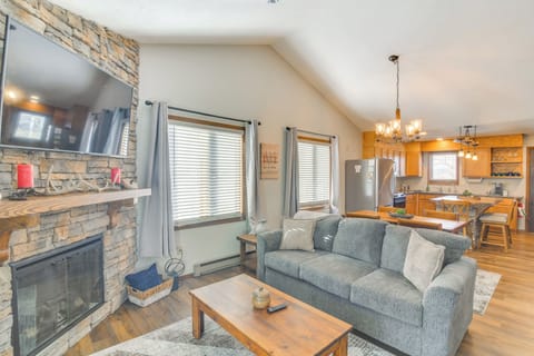 Living Room | Queen Sleeper Sofa | Smart TV | Free WiFi