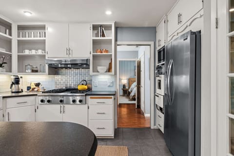 Full kitchen with Kettle