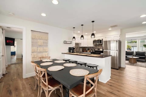 From kitchen to table in seconds – the perfect spot for family meals and shared moments.