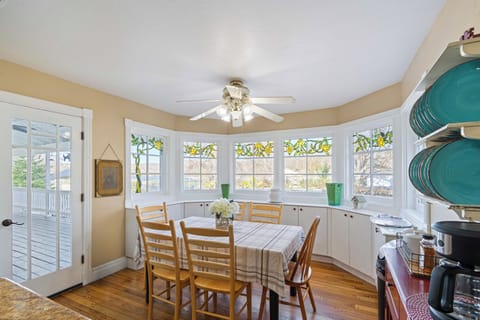Additional table in the eat-in kitchen.