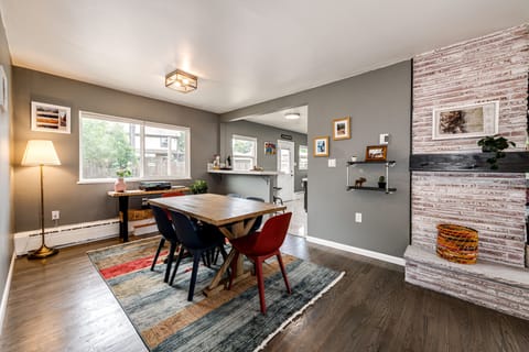 The 6-seater dining table can accommodate large groups