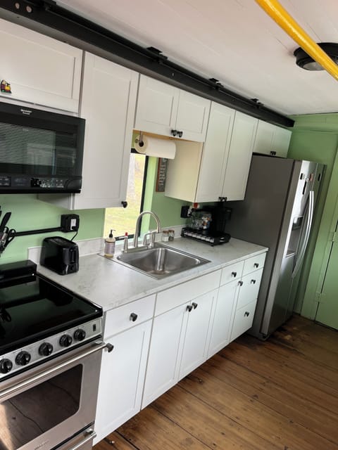 Full kitchen with microwave, stove/oven, fridge/freezer, toaster, cookware