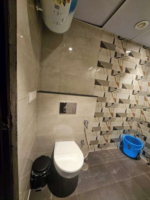 Fully equipped washroom with 24hrs hot and cold shower.