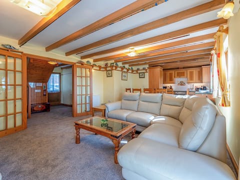 Open plan living space | Royale - Gables Getaways, Beaworthy