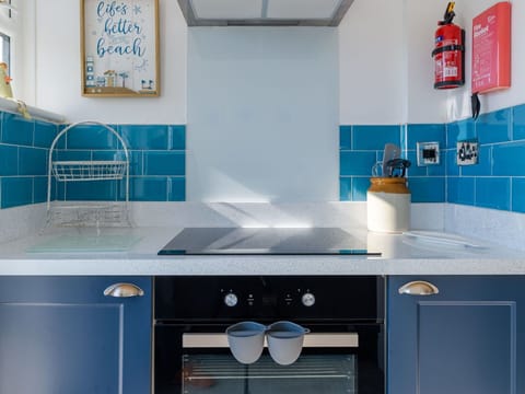 Kitchen, Kitchen Appliance, Major Appliance, Countertop, Kitchen Stove, Interior Design, Stove, Gas Stove, Flooring, Cabinetry