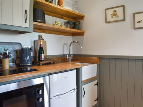 Kitchen | Meadows View Shepherd’s hut, Cockermouth
