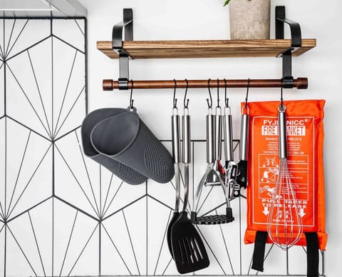 Kitchen:
A fully fitted kitchen with everything you need for a comfortable stay, featuring a microwave, electric kettle, oven, stove, fridge, basic cooking utensils, and wine glasses — perfect for cooking meals or enjoying a relaxed night in.