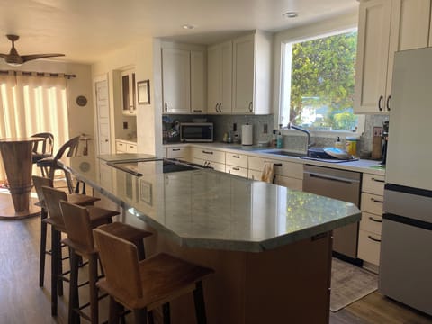 Seating for 6 around kitchen island