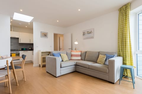 41 Tre Lowen, Newquay: The living area is both comfortable and inviting, featuring a corner sofa and a Smart television