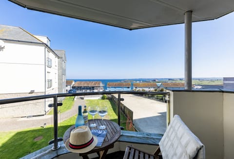 8 Spinnakers, Newquay: Enjoy views of the ever-popular Fistral Beach from your private balcony