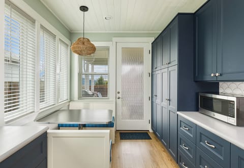 Eat-in booth with ample cabinets with storage
