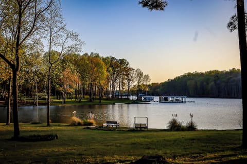 Welcome to your lakeside retreat – with endless sunset water views!