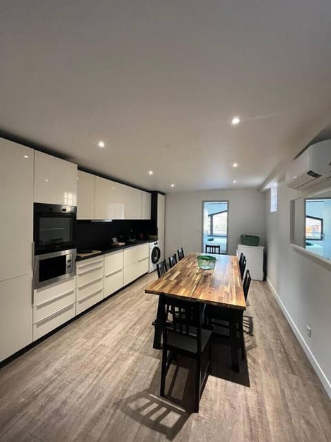 kitchen 1, dining table, oven, microwave, washing machine