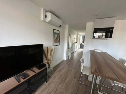 kitchen 2, dining table, sofa, TV (3)