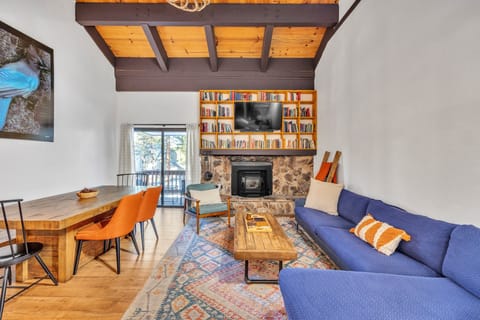 Indoors, Furniture, Living Room, Home Decor, Table