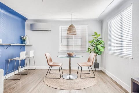 Cheers to delicious moments! 🍽️