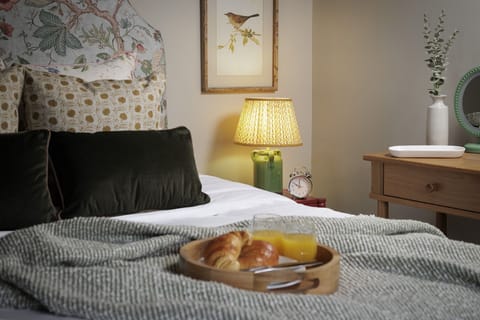 Little Bird Cottage Master Bedroom - StayCotswold