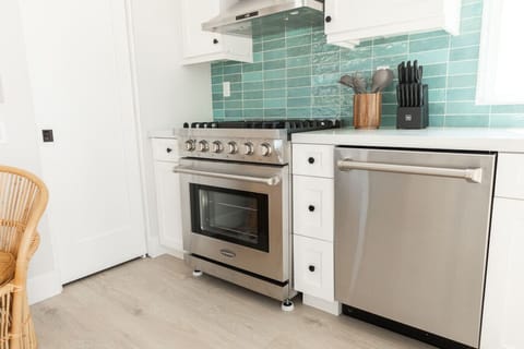 – Cook in style with stainless steel appliances, a gas range, and a stunning teal backsplash.