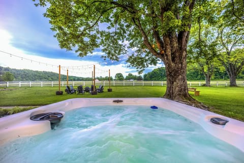 Outdoor spa tub