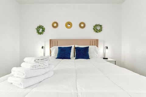 Relax in comfort in this soft and supple queen memory foam bed.