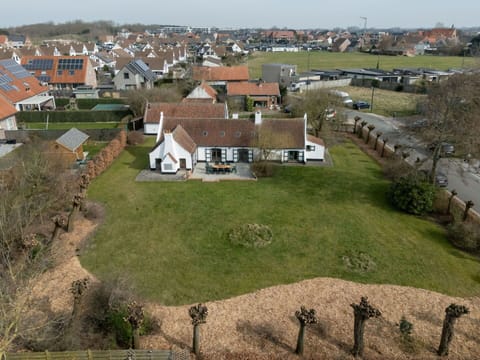 House, Grass, Building, Roof, Residential Area, Home, Rural Area, Cottage, Plain
