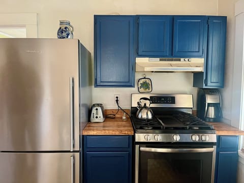 Coffee, toast and tea. you can make anything you want in this kitchen.