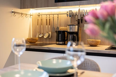 Fully equipped kitchen – A stylish space with a coffee machine and modern appliances, minutes from seafood restaurants.