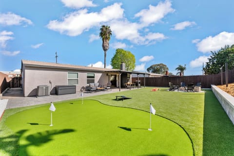 Pristine artificial turf putting green w/3 holes + putters and balls