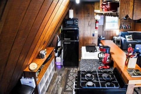 Kitchen inc: propane stove/oven, refrigerator/freezer, microwave & more