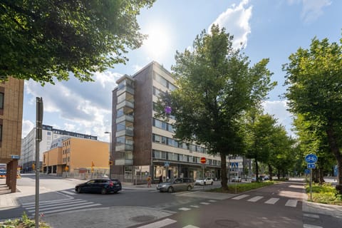 Conveniently located near Tammerkoski and the bustling Hämeenkatu street, the apartment offers easy access to a variety of services, including restaurants and shops.