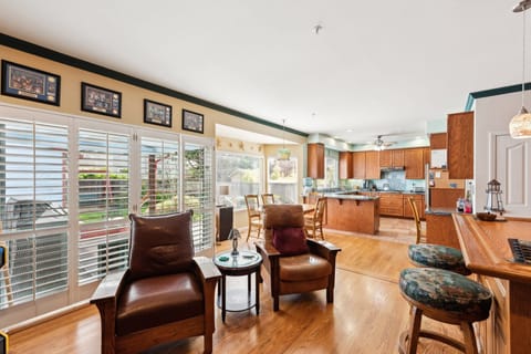 Indoors, Hardwood, Furniture, Living Room, Home Decor