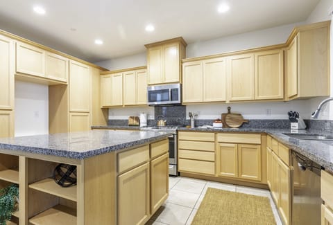 a lot of cabinet space - center island