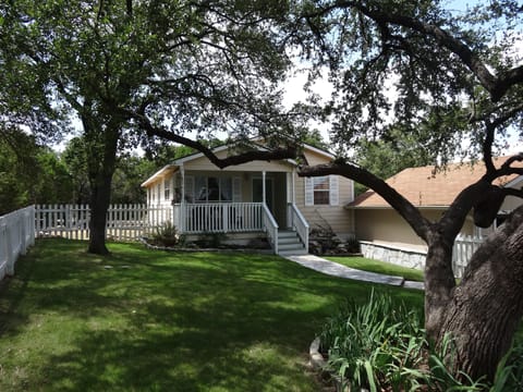 The Lazy Lakehouse - secluded wooded setting with beautiful Oaks