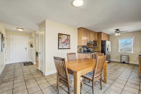 Open-concept layout with a spacious dining area and a fully equipped kitchen, perfect for enjoying meals together.