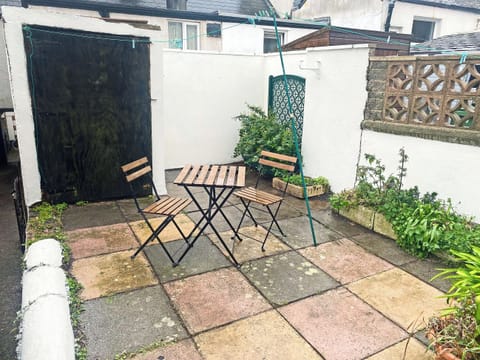Sitting-out-area | Albert Cottage, Dawlish