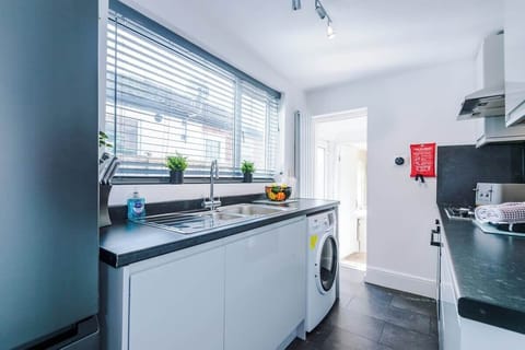 The fully equipped kitchen has everything you need for a long or short stay in Newcastle-under-Lyme.