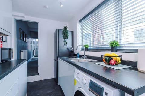 The fully equipped kitchen has everything you need for a long or short stay in Newcastle-under-Lyme.