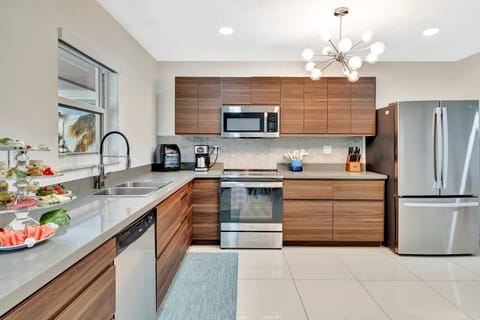 Modern and fully equipped kitchen