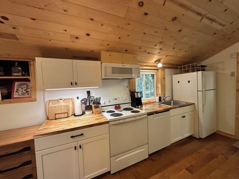Newly remodeled kitchen. Oven/range, microwave, dishwasher, fridge.