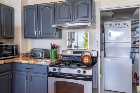 Gas Range with all the cookware!