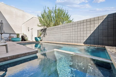 Welcome to your Palm Springs paradise! ‍♂️ Dive into relaxation at this beautiful pool area, complimented with a hot tub, and sun loungers. Whether you're soaking up the sun or sipping cocktails, this is the ultimate desert retreat!