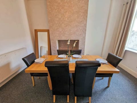 Whether it’s breakfast, dinner or drinks – enjoy it all around our spacious dining table.