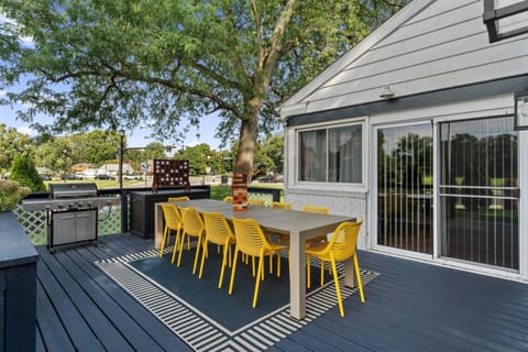 12-seat Outdoor Dining (BBQ Deck)