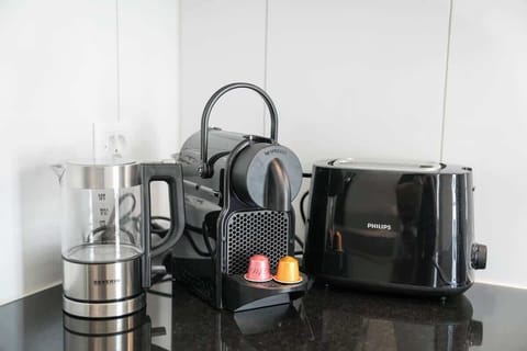 Küche mit Kaffeemaschine, Wasserkocher und Toaster