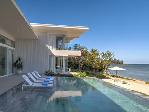 Villa Anda - Relaxing sunloungers by the pool