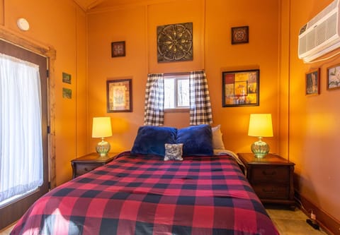 Cabin #1, Queen bed